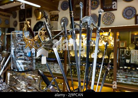 Spade e pugnali artigianali in un negozio artigianale di Toledo Foto Stock