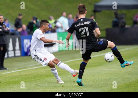 Montreal, Quebec. 22nd maggio 2022. Il centrocampista di Real Salt Lake Maikel Chang (16) passa la palla contro il centrocampista di CF Montreal Lassi Lappalainen (21) durante la partita MLS tra Real Salt Lake e CF Montreal tenutasi allo Stadio di Saputo a Montreal, Quebec. Daniel Lea/CSM/Alamy Live News Foto Stock