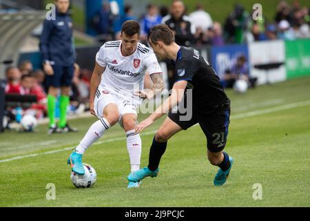 Montreal, Quebec. 22nd maggio 2022. Il difensore reale del lago salato Aaron Herrera (22) gira verso il centrocampista di CF Montreal Lassi Lappalainen (21) durante la partita MLS tra il lago salato reale e il CF Montreal tenutasi allo Stadio di Saputo a Montreal, Quebec. Daniel Lea/CSM/Alamy Live News Foto Stock