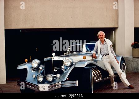 Selfie di fotografo con auto da sogno a Los Angeles, California 1979. Foto Stock