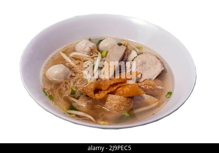 Tradizionale zuppa di spaghetti all'uovo con palla di pesce, polpette di gamberi, maiale, wonton fritto e germogli di fagioli in ciotola bianca isolato su sfondo bianco con clip Foto Stock