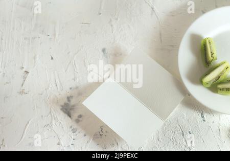 Cancelleria moderna ancora vita con luce solare calda. Closeup foto di carta bianca mock-up. Foto Stock