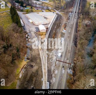 Vista aerea di un nuovo cantiere di trasporto in costruzione e tracciamento in un giorno nuvoloso Foto Stock