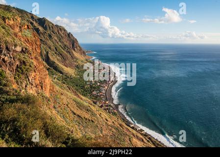Vista panoramica di Paul do Mar e della costa di Madeira nei pressi di Fãja da Ovelha, vista dal punto di vista 'Miradouro do Massapez' Foto Stock