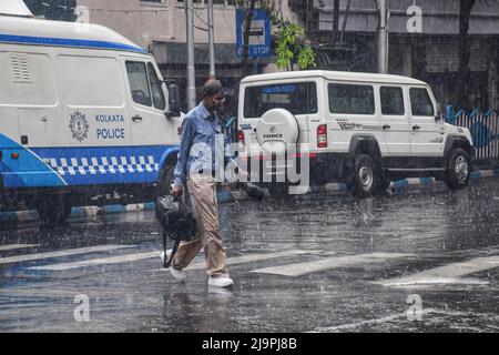 Kolkata, India. 24th maggio 2022. Un uomo è visto camminare in piogge pesanti, a Kolkata. Credit: SOPA Images Limited/Alamy Live News Foto Stock