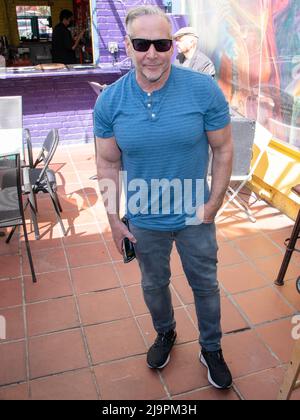 22 maggio 2022, Santa Monica, California, Stati Uniti d'America: Produttore del film americano di salvataggio del cane - ABC Network Television Michael Fairman partecipa ''Kat Kramer's Films That Change the World'' presenta ''Terriers in the Jungle'' di Georja Umano Book Launch Celebration. (Credit Image: © Billy Bennight/ZUMA Press Wire) Foto Stock