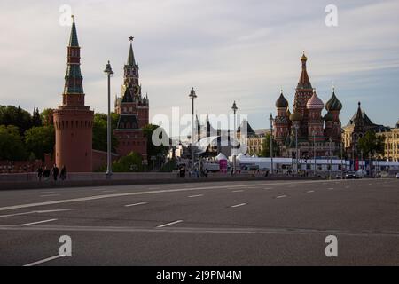 Mosca, Russia. 20th maggio 2022. Le torri del Cremlino e la Cattedrale di San Basilio sono visibili a Mosca. (Credit Image: © Vlad Karkov/SOPA Images via ZUMA Press Wire) Foto Stock