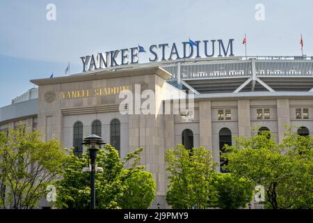Bronx, NY - USA - 20 maggio 2022 Closeup view of the iconico Yankee Stadium, uno stadio di baseball situato nel Bronx, New York City. Il campo Home per M. Foto Stock