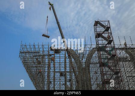 Dhaka, Bangladesh. 22nd maggio 2022. I lavoratori del settore edile hanno visto lavorare nell'area di costruzione della Dhaka Elevated Expressway (DEE) a Dhaka. Credit: SOPA Images Limited/Alamy Live News Foto Stock