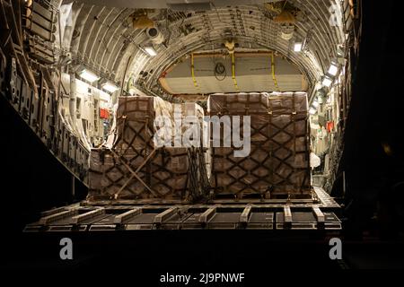 Un aereo C-17 Globemaster lll assegnato a Joint base Pearl Harbor-Hickam, Hawaii, si prepara a partire dalla base aerea di Ramstein, Germania, con 132 pallet di Nestle’s Alfamino®️ Infant e Alfamino®️ Junior formula, 22 maggio 2022. La formula per neonati è arrivata dalla Svizzera come parte della formula Operation Fly del governo degli Stati Uniti per trasportare rapidamente la formula per neonati negli Stati Uniti a causa di carenze critiche. Queste formule sono state considerate prioritarie perché servono un uso medico critico e sono in breve approvvigionamento negli Stati Uniti a causa della chiusura dello stabilimento di Abbott Sturgis. (STATI UNITI Aria Foto Stock