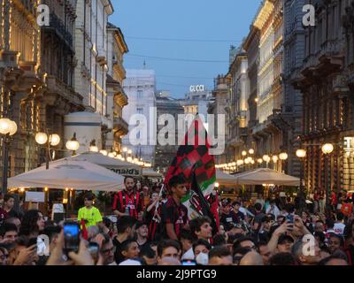 Gli appassionati di AC Milan festeggiano durante la sfilata della Serie A Victory il 23 maggio 2022 a Milano. ©Foto: Cinzia Camela. Foto Stock