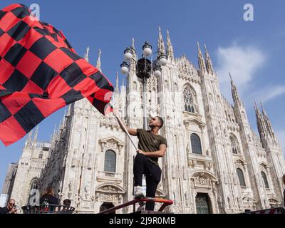 Milano, Italia. 23rd maggio 2022. Gli appassionati di AC Milan festeggiano durante la sfilata della Serie A Victory il 23 maggio 2022 a Milano. © Foto: Cinzia Camela. Credit: Independent Photo Agency/Alamy Live News Foto Stock