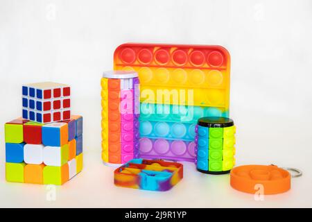 Diverso giocattolo colorato anti stress sensoriale. Set di concetti creativi e divertenti di giocattoli per bambini. Giocattolo popolare. Sfondo luminoso, vista dall'alto. Foto Stock