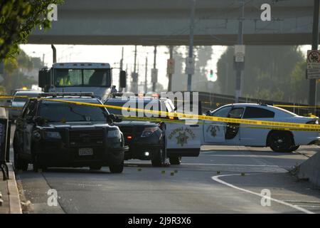 Il nastro della scena del crimine circonda il luogo della sparatoria che coinvolge un agente della California Highway Patrol a Ford Blvd. E Third St., martedì 24 maggio 2022, a Los Angeles. Foto Stock