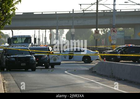 Il nastro della scena del crimine circonda il luogo della sparatoria che coinvolge un agente della California Highway Patrol a Ford Blvd. E Third St., martedì 24 maggio 2022, a Los Angeles. Foto Stock