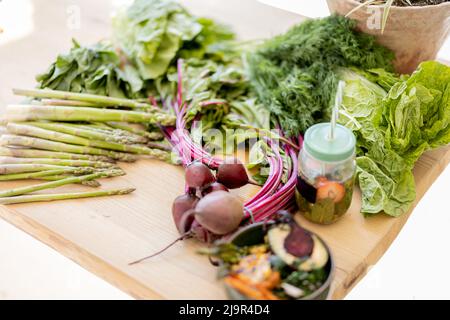 Tavola piena di ingredienti freschi Foto Stock
