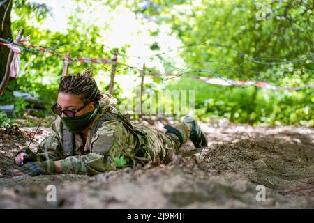 Lviv, Ucraina. 24th maggio 2022. Valyria, una nuova recluta, ha trenta minuti per liberare una corsia di mine antiuomo simulate. In preparazione alle tattiche russe, gli istruttori accatastano due mine l'una sull'altra per catturare i tirocinanti fuori dalla guardia. Gli ufficiali militari ucraini si addestrano durante l'esercizio di difesa territoriale a Lviv. La Russia ha invaso l'Ucraina il 24 febbraio 2022, scatenando il più grande attacco militare in Europa dalla seconda guerra mondiale Credit: SOPA Images Limited/Alamy Live News Foto Stock