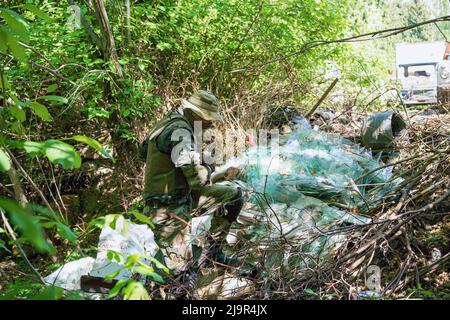 Lviv, Ucraina. 24th maggio 2022. Un soldato ucraino si prepara a condurre un agguato simulato sull'addestramento delle truppe per la prima linea. Gli ufficiali militari ucraini si addestrano durante l'esercizio di difesa territoriale a Lviv. La Russia ha invaso l'Ucraina il 24 febbraio 2022, scatenando il più grande attacco militare in Europa dalla seconda guerra mondiale Credit: SOPA Images Limited/Alamy Live News Foto Stock