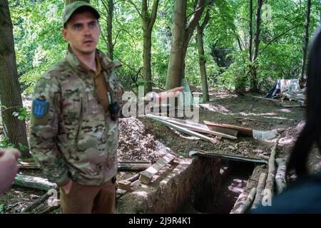 Lviv, Ucraina. 24th maggio 2022. Un istruttore composto di addestramento mostra le trincee nelle foreste di Lviv. Queste aree sono utilizzate per preparare i soldati alle dure condizioni della prima linea. Gli ufficiali militari ucraini si addestrano durante l'esercizio di difesa territoriale a Lviv. La Russia ha invaso l'Ucraina il 24 febbraio 2022, scatenando il più grande attacco militare in Europa dalla seconda guerra mondiale Credit: SOPA Images Limited/Alamy Live News Foto Stock