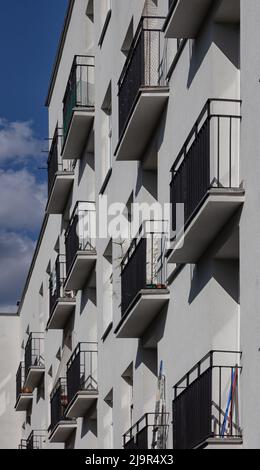 VARSAVIA, POLONIA - 15 MAGGIO 2022: Balconi su moderni edifici di appartamenti nel centro della città Foto Stock