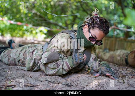Lviv, Ucraina. 24th maggio 2022. Valyria, una nuova recluta, ha trenta minuti per liberare una corsia di mine antiuomo simulate. In preparazione alle tattiche russe, gli istruttori accatastano due mine l'una sull'altra per catturare i tirocinanti fuori dalla guardia. Gli ufficiali militari ucraini si addestrano durante l'esercizio di difesa territoriale a Lviv. La Russia ha invaso l'Ucraina il 24 febbraio 2022, scatenando il più grande attacco militare in Europa dalla seconda guerra mondiale (Foto di Mihir Melwani/SOPA Images/Sipa USA) Credit: Sipa USA/Alamy Live News Foto Stock