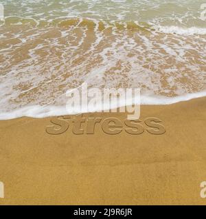 Immagine concettuale - per illustrare il lavaggio via lo stress prendendo una vacanza come onde su una spiaggia sabbiosa lavare via la parola 'stress' scritto in sabbia. Foto Stock