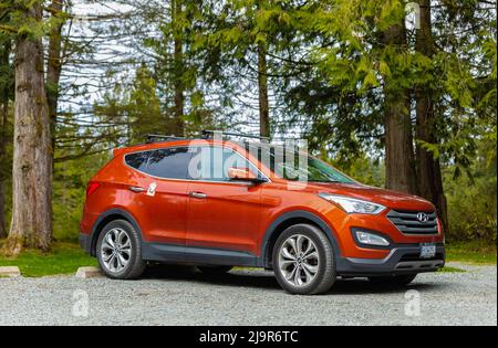 Hyundai SUV auto nel bellissimo parco estivo. Foto di viaggio, nessuno, fuoco selettivo-Aprile 24,2022-Vancouver BC, Canada Foto Stock