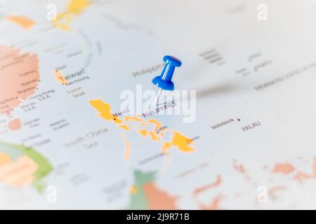 Punta blu verso le Filippine su una mappa politica del mondo Foto Stock