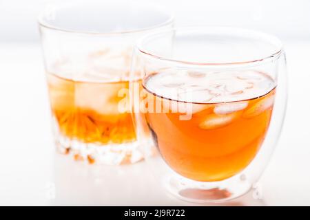 Due diversi bicchieri di whiskey. Foto Stock