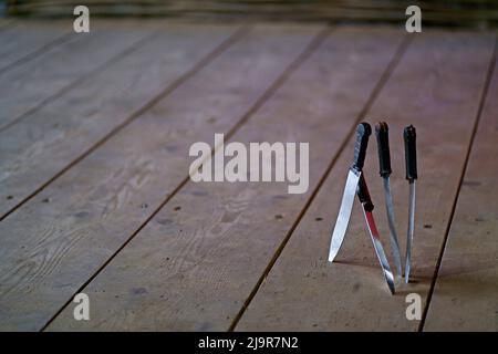 Balli georgiani con sciabole. I ballerini usano i pugnali nelle loro danze. Calde tradizioni nazionali georgiane Foto Stock