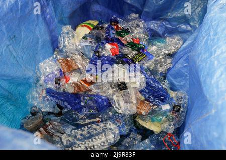 Bucarest, Romania - 25 maggio 2022: Rifiuti di bottiglie di plastica compattati da una macchina e pronti per essere riciclati. Foto Stock