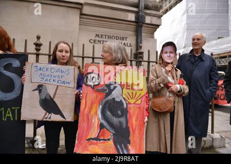 I manifestanti tengono dei cartelli durante la dimostrazione. I manifestanti di estinzione della ribellione si sono riuniti al Metodista Central Hall di Westminster a Londra, per fermare l'annuale incontro generale della Shell.