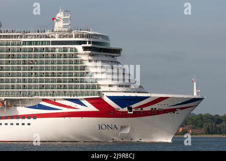 Southampton, Inghilterra, Regno Unito. 2022. Nave da crociera Iona in partenza dal porto di Southampton, Regno Unito Foto Stock