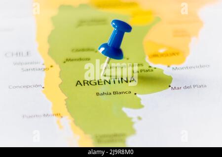 Punta blu verso l'Argentina su una mappa politica del mondo Foto Stock
