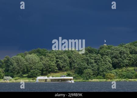 24 maggio 2022, Brandeburgo, Potsdam: La nave da escursione MS Sanssouci del WeissenFlotte passa sotto le nuvole scure sul Tiefen See al Parco Babelsberg, il tempo a Berlino e Brandeburgo rimane mutevole. Secondo le previsioni del servizio meteo tedesco (DWD), mercoledì inizierà con un mix di sole e nuvole e per lo più secco. Intorno a mezzogiorno e nel pomeriggio, tuttavia, può piovere e occasionalmente tempesta di tuono brevemente. Nel giorno dell'Ascensione, secondo le previsioni, ci si aspetta un mix di sole e nuvole. Con temperature comprese tra 20 e 22 gradi, la vacanza è ideale per outdoo Foto Stock