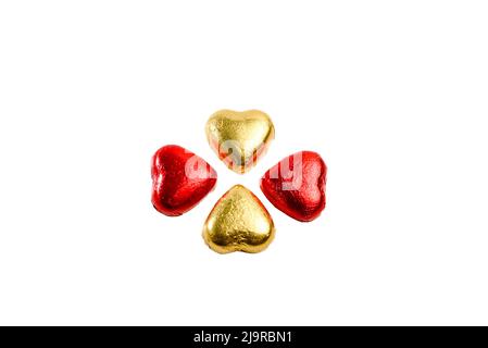 Molti a forma di cuore ad cioccolatini in avvolgimento colorati sparsi su  un tavolo. La più grande delle quali ha un tag che dice che io vi amo Foto  stock - Alamy