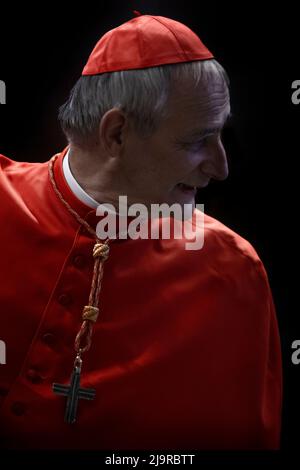 Città del Vaticano, Vaticano. 24 maggio 2022. Il Cardinale Matteo Maria Zuppi è il nuovo presidente della CEI (Conferenza Episcopale Italiana). Il Cardinale Matteo Maria Zuppi arriva alla Messa del Sinodo nella Basilica di San Pietro in Vaticano il 06 ottobre 2019. Credit: Maria Grazia Picciarella/Alamy Live News Foto Stock