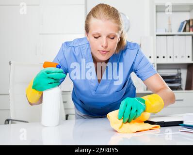 Banco di pulizia del janitor in ufficio Foto Stock