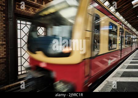 Berlino, Germania. 15th Apr 2022. Un treno S-Bahn arriva alla stazione 'Hackescher Markt' di Mitte. Credit: Stefan Jaitner/dpa/Alamy Live News Foto Stock