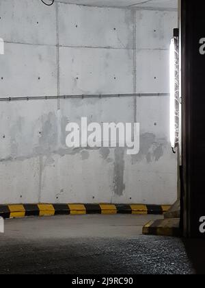 Ingresso al parcheggio notturno con luce artificiale. Foto Stock