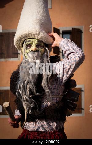 Ritratto di un uomo non identificato che indossa un costume pagano alla sfilata di carnevale di Pust. San Pietro al Natisone, Udine, Friuli Venezia Giulia, Italia. Foto Stock