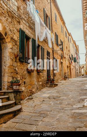 Stretti vicoli medievali di Castiglione della Pescaia, un antico borgo sulla costa toscana Foto Stock