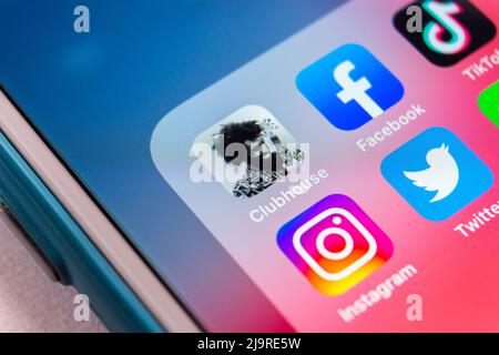 Kumamoto, GIAPPONE - Feb 3 2021 : le app popolari del servizio di social networking (Clubhouse app, Facebook, TikTok, Instagram, Twitter e WeChat) su iPhone. Foto Stock