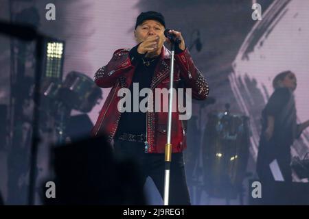 MILANO, ITALIA - 24 MAGGIO 2022. Vasco Rossi si esibisce dal vivo sul palco per il suo tour "Vasco Live 2022" il 24 maggio 2022 a Ippodromo Snai la Maura Credit: Massimiliano Ferraro/Medialys Images/Alamy Live News Foto Stock