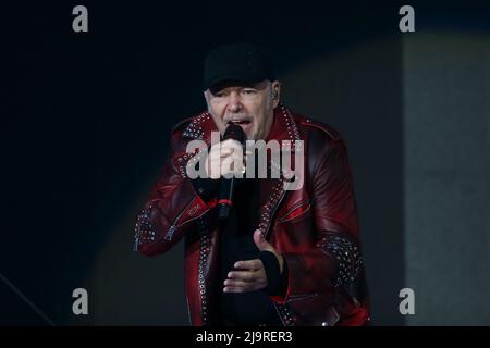 MILANO, ITALIA - 24 MAGGIO 2022. Vasco Rossi si esibisce dal vivo sul palco per il suo tour "Vasco Live 2022" il 24 maggio 2022 a Ippodromo Snai la Maura Credit: Massimiliano Ferraro/Medialys Images/Alamy Live News Foto Stock