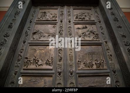 porte in ferro battuto con maniglia circolare. Foto Stock