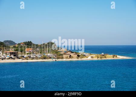 Griechenland, Insel Samos, Inselhauptort Samos (auch Vathy), Malagariou am Fährhafen in der Bucht von Vathy Foto Stock