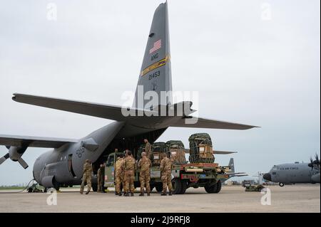 I locatori di aerei assegnati al Gruppo operativo 103rd, 103rd Airlift Wing, Connecticut Air National Guard, e i membri delle forze armate italiane caricano il carico su un C-130H Hercules in preparazione di una missione airdrop, 4 maggio 2022 presso l'Aeroporto Internazionale di Pisa, Pisa, Italia. Swift Response è un programma EUCOM degli Stati Uniti, un'attività condotta dall'Europa e dall'Africa dell'esercito degli Stati Uniti e un'esercitazione globale condotta da SETAF, incentrata sulla capacità delle forze aeree alleate di rispondere in modo rapido ed efficace alle situazioni di crisi come un team interoperativo e multinazionale. Swift Response dimostra la proiezione della forza a degli Stati Uniti e degli alleati Foto Stock