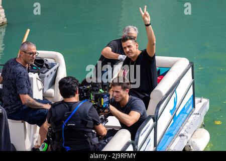 Ferrara, 24 maggio 2022. Il nuovo video musicale di Francesco Gabbani è stato realizzato nel fossato dell'antico castello estense a Ferrara, Italia. Credit: Filippo Rubin / Alamy Live News Foto Stock