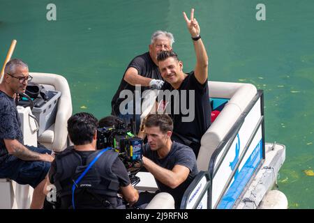 Ferrara, 24 maggio 2022. Il nuovo video musicale di Francesco Gabbani è stato realizzato nel fossato dell'antico castello estense a Ferrara, Italia. Credit: Filippo Rubin / Alamy Live News Foto Stock